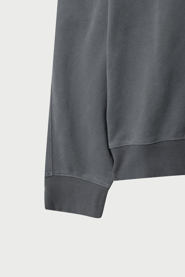 **SOLAN IRO (솔란 아이로) 엠보 로고 스웻셔츠**는 부드러운 촉감의 기모 안감으로 제작되어 가을과 겨울철에 따뜻하게 입을 수 있는 스웻셔츠입니다. 베이직하고 미니멀한 스타일을 추구하며, 일상, 집콕룩, 산책룩 등 다양한 TPO에 활용하기 좋습니다. 긴 소매와 레귤러핏으로 편안한 착용감을 선사하며, 신축성이 있어 활동성 또한 보장합니다. 그레이 컬러에 엠보 로고 패턴으로 포인트를 주어 캐주얼하면서도 클래식한 무드를 연출합니다. 라운드넥 디자인과 리브 짜임 디테일로 깔끔한 마감을 더했습니다.
