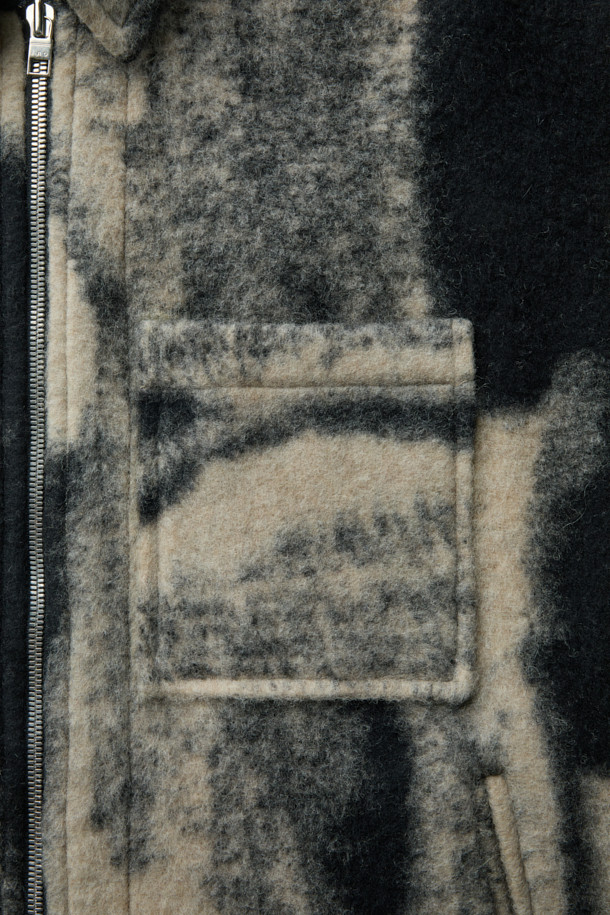 MOFUSPE1 지브라 봄버 재킷은 캐주얼, 미니멀, 클래식 스타일을 아우르는 아우터입니다. 블랙과 베이지 두 가지 색상으로 출시되었으며, 봄, 가을에 어울리는 두꺼운 두께감의 루즈핏 셔켓 스타일 봄버 재킷입니다. 면, 폴리에스터, 모 혼방의 부드러운 소재로 제작되었으며, 가슴 양옆 포켓 디테일과 지브라 패턴이 특징입니다. 일상에서 편안하게 착용하기 좋으며, 봄 소풍룩을 연출하기에도 적합합니다. 긴 소매와 집업 스타일로 간편하게 입고 벗을 수 있습니다.
