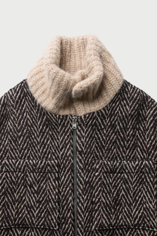 SANOBSPE 니트 하이브리드 집업 재킷은 가을과 겨울에 어울리는 오버핏 집업 자켓입니다. 울, 알파카, 모, 아크릴, 폴리에스터, 나일론, 레이온 등 다양한 소재를 혼방하여 제작되었으며, 두꺼운 두께감으로 따뜻하고 부드러운 촉감을 선사합니다. 헤링본 패턴에 니트 배색 디자인이 돋보이며, 2WAY 지퍼 디테일로 실용성을 더했습니다. 출근룩, 모임룩 등 다양한 TPO에 캐주얼, 클래식, 미니멀 스타일로 활용하기 좋습니다.
