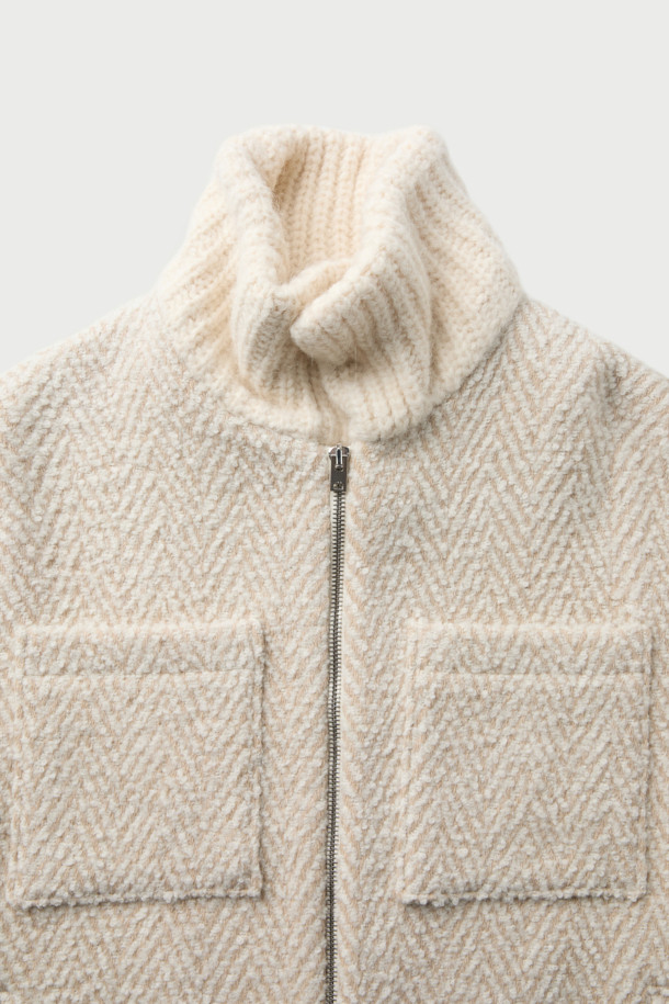 SANOBSPE 니트 하이브리드 ZIP-UP 재킷은 가을, 겨울 시즌을 위한 공용 아우터입니다. 아이보리, 베이지 두 가지 색상으로 출시되었으며, 헤링본 패턴에 부드러운 촉감의 울, 알파카, 아크릴, 폴리에스터, 나일론, 레이온 혼방 소재를 사용하여 보온성을 높였습니다. 세미 오버핏에 레귤러 기장으로 제작되었으며, 2WAY 지퍼 디테일로 실용성을 더했습니다. 출근룩, 모임룩 등 다양한 TPO에 클래식하고 미니멀한 스타일을 연출할 수 있습니다.
