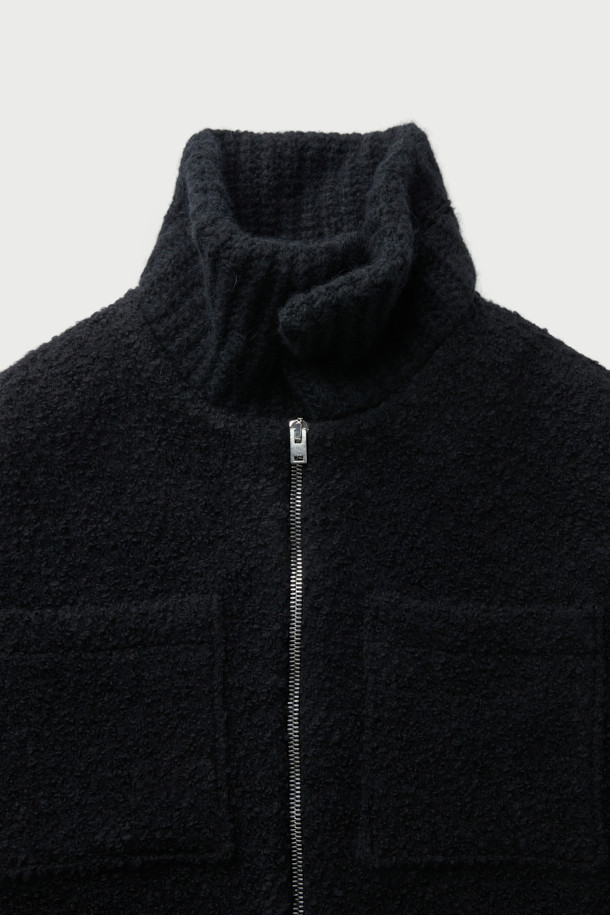 SANOBSPE(사놉스페) 니트 하이브리드 ZIP-UP(집업) 자켓은 가을과 겨울, 일상에서 착용하기 좋은 아우터입니다. 블랙 컬러의 헤링본 패턴이 특징이며, 세미 오버핏의 크롭 기장으로 스타일리시함을 더했습니다. 부드러운 촉감의 두꺼운 니트 소재로 제작되었으며, 모, 아크릴, 폴리에스터, 나일론, 레이온, 알파카 등 다양한 소재가 혼방되어 보온성을 높였습니다. 2WAY(투웨이) 지퍼와 니트 배색 디테일이 돋보이며, 출근룩, 모임룩, 데이트룩 등 다양한 TPO(티피오)에 클래식, 미니멀, 시크한 스타일을 연출하기 좋습니다. 안감 또한 니트 소재로 제작되어 편안한 착용감을 선사합니다.
