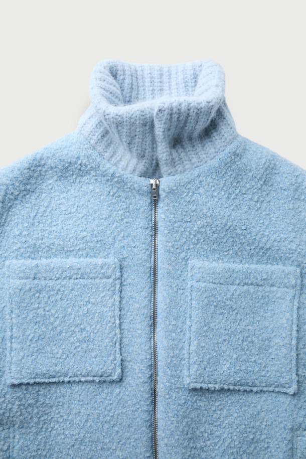 산옵스페(SANOBSPE) 니트 하이브리드 집업 재킷은 가을, 겨울 시즌에 어울리는 아우터입니다. 헤링본 패턴의 하늘색 컬러가 돋보이며, 세미 오버핏으로 편안한 착용감을 선사합니다. 울, 알파카, 아크릴 등 다양한 소재로 제작되어 부드러운 촉감을 느낄 수 있습니다. 2WAY 지퍼와 니트 배색 디테일이 특징이며, 출근룩과 모임룩, 클래식, 미니멀, 캐주얼 스타일 모두 소화 가능합니다. 크롭 기장의 니트 자켓으로 스타일리시함을 더했습니다.
