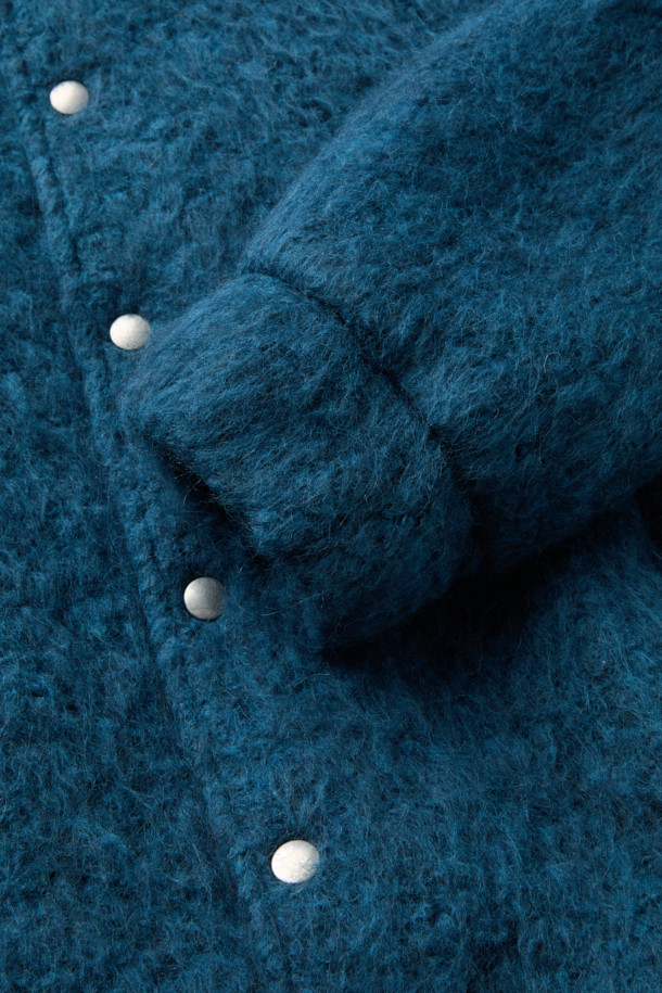 MAHIANASPE1 헤어리 봄버 재킷은 멜란지 베이지 컬러의 여성용 봄버 재킷입니다. 헤어리 울 블렌디드 소재로 제작되어 부드러운 촉감을 선사하며, 버튼 여밈 방식과 레귤러핏으로 편안하게 착용할 수 있습니다. 크롭 기장의 긴소매 디자인으로, 데이트룩과 봄 소풍룩에 스타일리시함을 더합니다. 클래식, 미니멀, 캐주얼 등 다양한 스타일에 매치하여 멋스러운 연출이 가능합니다. 안감은 아세테이트, 레이온, 면 혼방으로 제작되었습니다.
