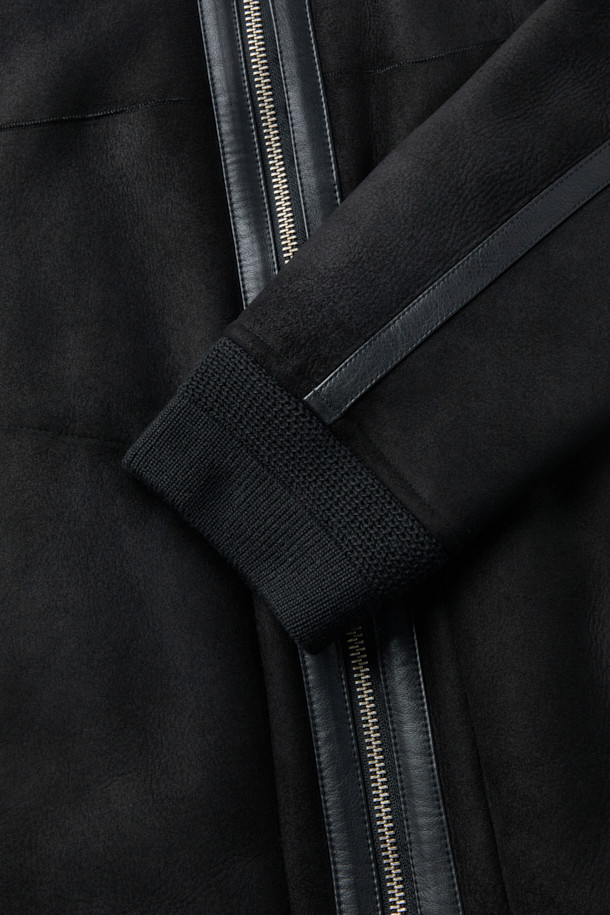 AYLLON(아이런) 시어링 블루종 점퍼는 겨울철 따뜻함과 스타일을 모두 갖춘 캐주얼 아우터입니다. 고급스러운 양가죽과 부드러운 시어링 소재를 사용하여 촉감이 뛰어나며, 두꺼운 두께감으로 뛰어난 보온성을 제공합니다. 레귤러핏 디자인에 무지 블랙 컬러로 어떤 스타일에도 쉽게 매치할 수 있으며, 집업 여밈 방식으로 편안하게 착용 가능합니다. 크롭 기장의 디자인은 트렌디함을 더하며, 긴 소매는 한겨울에도 따뜻하게 감싸줍니다. 미니멀하고 클래식한 스타일을 선호하는 분들께 추천하는 아이템입니다.
