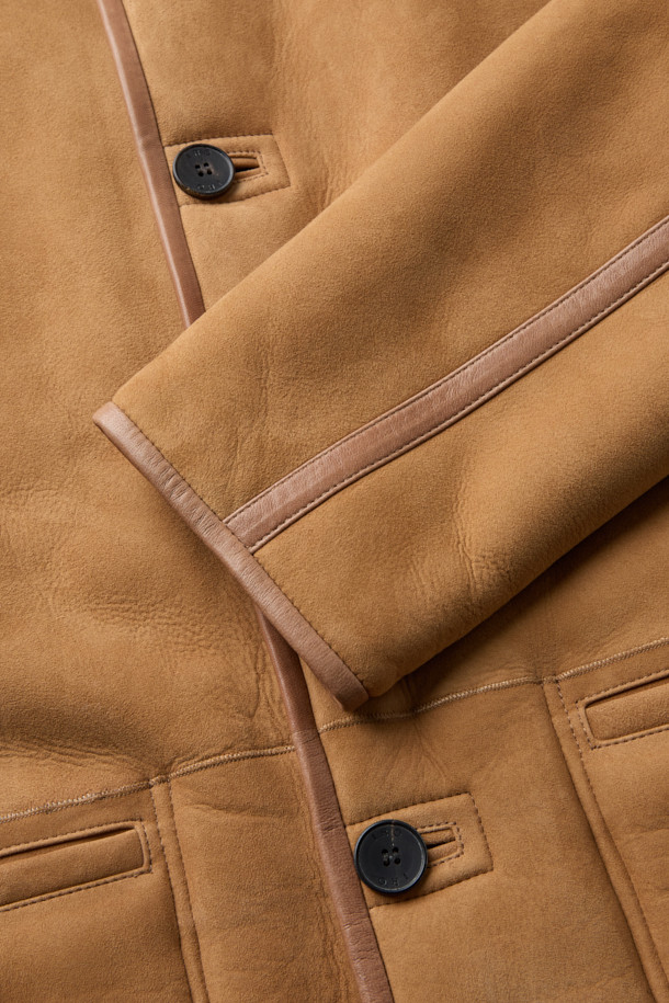 CORRI(코리) 중기장 투 포켓 시어링 재킷은 부드러운 양가죽 소재의 오버핏 시어링 재킷입니다. 베이지와 화이트 두 가지 색상으로 출시되어 겨울철 다양한 룩에 활용하기 좋습니다. 넉넉한 두께감과 보온성을 갖춰 추운 날씨에도 따뜻하게 착용할 수 있으며, 투 포켓 디자인으로 실용성을 더했습니다. 캐주얼, 미니멀, 클래식 스타일을 즐기는 분들께 출근룩과 연말 모임룩으로 추천합니다.
