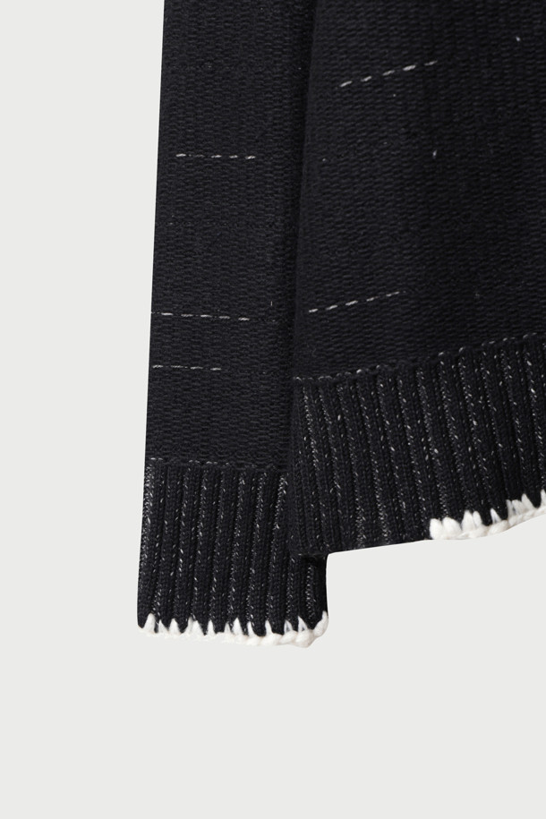 "LUIS(루이스) 멜란지 밑단 디테일 스웨터"는 캐주얼, 클래식, 미니멀 스타일을 모두 아우르는 상의입니다. 멜란지 컬러의 면과 아크릴 혼방 소재로 제작되어 편안한 착용감을 선사합니다. 라운드넥 디자인에 트위드 패턴으로 포인트를 더했으며, 밑단 디테일로 세련된 느낌을 강조했습니다. 일상에서 편안하게 즐겨 입을 수 있는 활용도 높은 니트/스웨터입니다.
