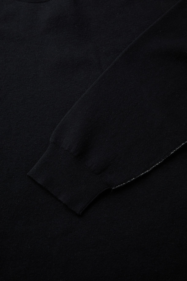 JODIE(조디) 오비핏 라운드넥 니트는 가을, 겨울 시즌 남성 고객을 위한 베이직 스타일의 니트입니다. 부드러운 촉감의 모, 면, 나일론, 폴리우레탄 혼방 소재를 사용하여 제작되었으며, 두꺼운 두께감으로 보온성을 높였습니다. 무지(無地) 디자인에 라운드넥, 긴소매, 오버핏으로 편안하고 세련된 핏을 연출합니다. 겨울철 데일리룩, 출근룩 등 다양한 시간과 장소와 상황에 활용 가능하며, 클래식, 미니멀, 캐주얼 스타일을 즐기는 분들께 추천합니다. 베스트셀링 제품으로 많은 사랑을 받고 있습니다.