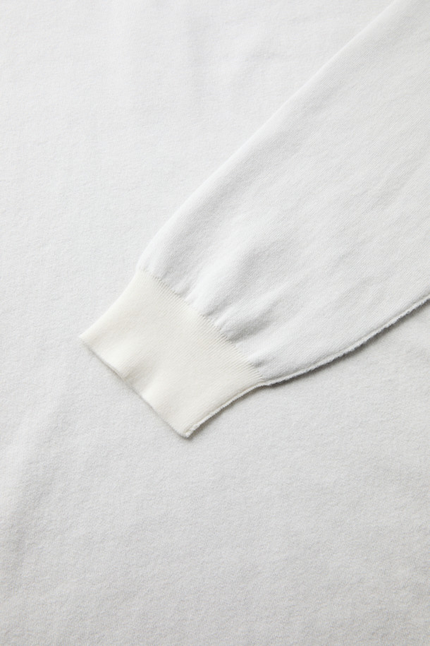 **JODIE 오비핏 라운드넥 니트**는 가을, 겨울 시즌 남성분들을 위한 베이직 스타일의 니트입니다. 부드러운 모, 면, 나일론, 폴리우레탄 혼방 소재로 제작되어 편안한 착용감을 선사합니다. 라운드넥 디자인과 긴소매, 무지 패턴으로 어떤 룩에도 매치하기 용이하며, 오버핏으로 트렌디한 스타일을 연출합니다. 데일리룩, 미니멀, 클래식, 캐주얼 스타일을 즐겨 입는 분들께 추천하는 제품입니다. 화이트 컬러로 다양한 하의와 코디하기 좋습니다.
