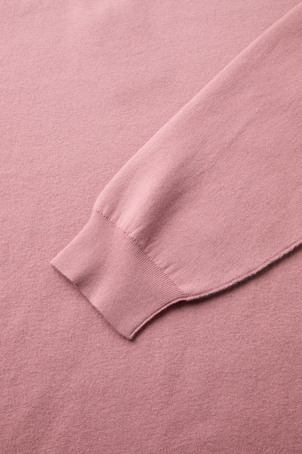 **JODIE (조디) 오비핏 라운드넥 니트**는 부드러운 촉감의 모, 면, 나일론, 폴리우레탄 혼방 소재로 제작된 남성용 니트입니다. 핑크 컬러의 무지 디자인으로 가을, 겨울철 데일리룩과 집콕룩, 데이트룩에 모두 잘 어울립니다. 라운드넥과 긴소매, 오버핏으로 편안하고 캐주얼한 스타일을 연출하며, 두꺼운 두께감으로 따뜻하게 착용 가능합니다. 미니멀, 클래식 스타일을 선호하는 분들께 추천하는 베스트셀링 아이템입니다.
