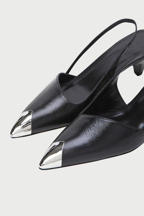 STARGEY LOW (스타지 로우) 오픈백 샌들은 여성스러운 매력을 더해주는 블랙 컬러의 샌들입니다. 천연 가죽 소재로 제작되어 고급스러운 착용감을 선사하며, 5.5-6cm 로우힐 디자인으로 편안함과 스타일을 동시에 잡았습니다. 메탈 팁으로 포인트를 더한 앞코와 깔끔한 디자인은 미니멀, 클래식, 시크 스타일을 즐겨 입는 분들께 제격입니다. 오픈백 스타일과 백 스트랩으로 편안하게 착용 가능하며, 데이트룩과 모임룩에 세련됨을 더해줍니다.
