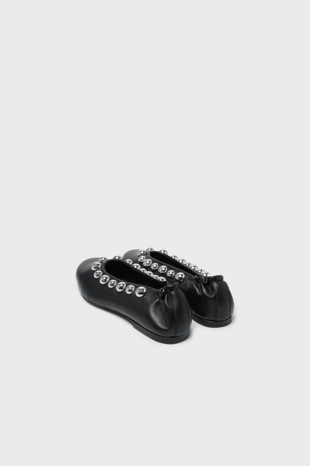 CLOCLO STUDS (클로클로 스터드) 스터드 플랫 슈즈는 여성용 플랫슈즈입니다. 부드러운 천연가죽 소재에 라운드 앞코 디자인으로 편안한 착용감을 선사합니다. 발등을 따라 메탈 스터드 장식이 돋보이며, 뒷면 접이식 디자인으로 슬리퍼처럼 연출할 수 있어 실용적입니다. 데이트룩, 모임룩 등 다양한 TPO에 미니멀, 클래식, 캐주얼 스타일 모두 소화 가능한 아이템입니다. 봄, 여름, 가을 시즌에 활용하기 좋은 낮은 굽의 슬립온 스타일 플랫슈즈입니다.
