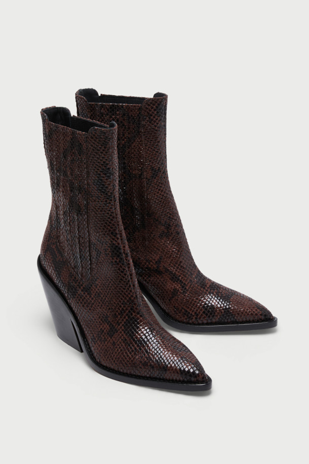 MAZOLA FIT (마졸라 핏) 뱀피 앵클 부츠는 여성스러운 스타일을 강조하는 브라운 컬러의 앵클 부츠입니다. 가을, 겨울 시즌에 어울리는 이 부츠는 뾰족코 디자인에 폴리에스터와 소가죽 소재를 사용하여 고급스러움을 더했습니다. 중간 굽의 통굽으로 편안한 착용감을 제공하며, 안감 역시 소가죽으로 제작되어 부드러운 착용감을 선사합니다. 뱀피 무늬가 시크하면서도 세련된 느낌을 주며, 밴딩 디테일과 슬림한 디자인, 신축성으로 활동성을 높였습니다. 데이트룩, 모임룩, 출근룩 등 다양한 TPO에 클래식, 미니멀, 시크한 스타일을 연출할 수 있습니다.
