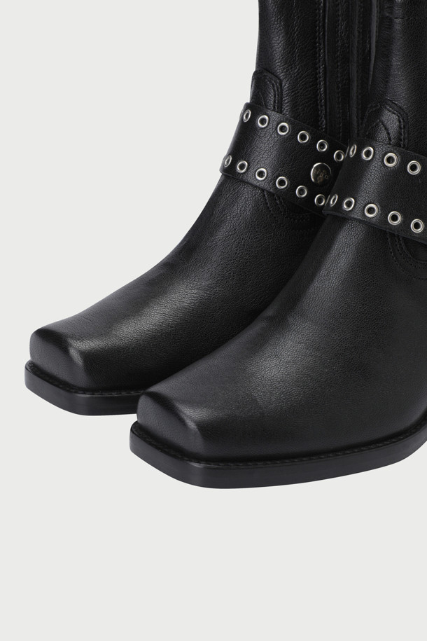 BOYLLE(보일) SUEDE(스웨이드) 스퀘어 부츠는 여성만을 위한 부츠입니다. 부드러운 스웨이드와 천연가죽 소재로 제작되어 가을, 겨울 시즌에 따뜻하고 편안하게 착용할 수 있습니다. 스퀘어 앞코 디자인과 로우 힐 굽으로 클래식하면서도 세련된 실루엣을 연출합니다. 특히, 스터드 스트랩 디테일과 웨스턴 스타일이 더해져 캐주얼룩과 클래식룩, 미니멀룩 등 다양한 스타일에 매치하기 좋습니다. 출근룩과 모임룩에 포인트를 더해줄 아이템입니다.
