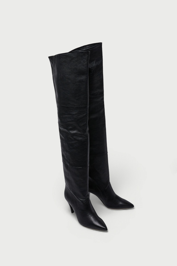 STONE(스톤) 오버핏 롱 부츠는 여성만을 위한 신발입니다. 부드러운 양가죽과 천연가죽 소재로 제작되어 고급스러운 핏을 선사하며, 무릎 위 기장으로 다리가 길어 보이는 효과를 줍니다. 슬림하고 포인티드한 앞코 디자인과 콘힐 굽은 클래식, 미니멀, 시크한 스타일을 완성합니다. 지퍼 없이 슬립온 형태로 편안하게 착용 가능하며, 데이트룩, 모임룩, 연말 모임룩 등 다양한 TPO에 활용하기 좋습니다. 자연스러운 주름이 멋스러운 포인트를 더합니다.
