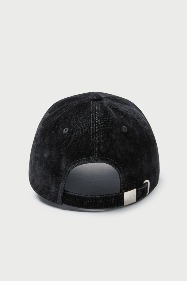 TROYES IRO (트로이스 이로) 로고 자수 벨벳 데님 볼캡은 캐주얼, 미니멀, 클래식 스타일을 모두 아우르는 공용 모자입니다. 블랙 컬러에 면, 벨벳, 데님 소재를 믹스하여 부드러운 촉감을 선사하며 사계절 내내 착용하기 좋습니다. 일반적인 모자 깊이와 챙 넓이로 편안한 착용감을 제공하며, 벨벳 소재와 로고 자수 디테일이 돋보입니다. 데님 소재와 벨벳의 조화가 세련된 분위기를 연출하는 볼캡입니다.
