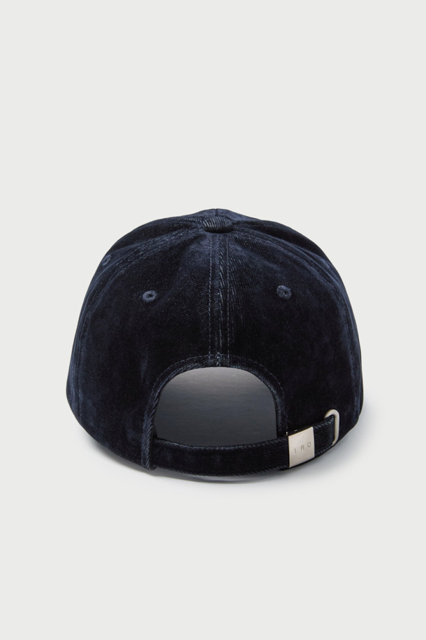 "트로이스 아이로(TROYES IRO) 로고 자수 벨벳 데님 볼캡"은 부드러운 촉감의 벨벳과 데님 소재를 혼합하여 제작된 공용 볼캡입니다. 네이비 컬러에 로고 자수 디테일이 돋보이며, 캐주얼, 클래식, 미니멀 스타일을 모두 소화할 수 있습니다. 사계절 내내 착용 가능하며, 일상 속 산책룩에 포인트를 더하기 좋습니다. 일반적인 모자 깊이와 챙 넓이로 편안한 착용감을 선사합니다.
