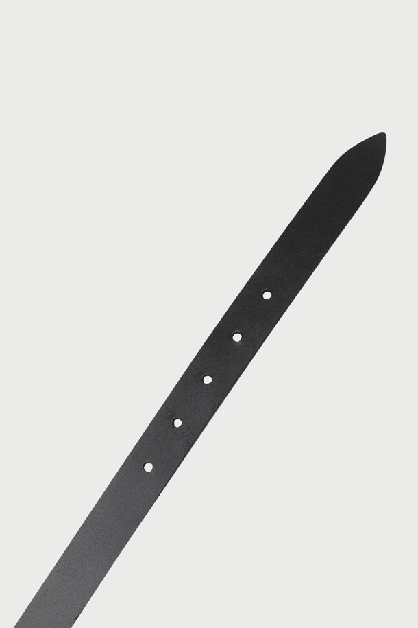 SUGAR(슈가) 멀티 링 벨트는 천연 소가죽 소재의 블랙 컬러 벨트입니다. 캐주얼, 클래식, 미니멀 스타일을 아우르며, 데이트룩, 모임룩, 비즈니스 캐주얼에 적합합니다. 5개의 홀 디테일과 고정 루프 대신 멀티 메탈 링을 사용하여 세련된 디자인을 더했습니다. 버클 여밈 방식으로 제작되었으며, 무지 패턴으로 깔끔함을 더했습니다. 고급스러운 분위기를 연출하여 다양한 스타일링에 활용할 수 있습니다.
