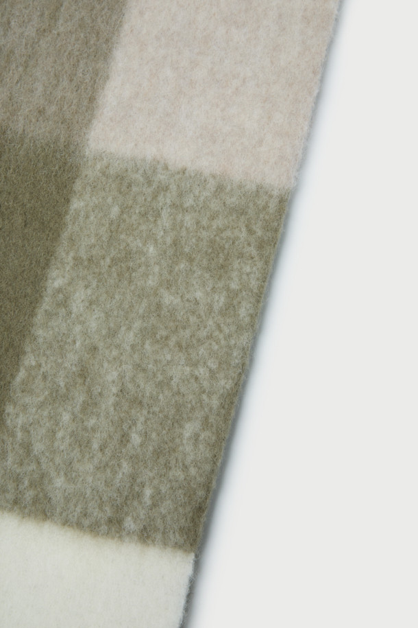 AURAY(오레이) 체크 스카프는 부드러운 알파카, 폴리아미드, 폴리우레탄 혼방 소재로 제작되어 가을과 겨울에 따뜻함을 선사합니다. 베이지, 카키, 화이트 세 가지 시즈널 컬러의 체크 패턴이 캐주얼하고 클래식한 스타일을 연출하며, IRO(이로) 시그니처 라인으로 고급스러운 분위기를 더합니다. 두께감 있는 디자인과 부드러운 촉감으로 편안하게 착용할 수 있으며, 가죽 라벨 디테일이 돋보입니다. 일상룩에 포인트 아이템으로 활용하기 좋은 스카프입니다.
