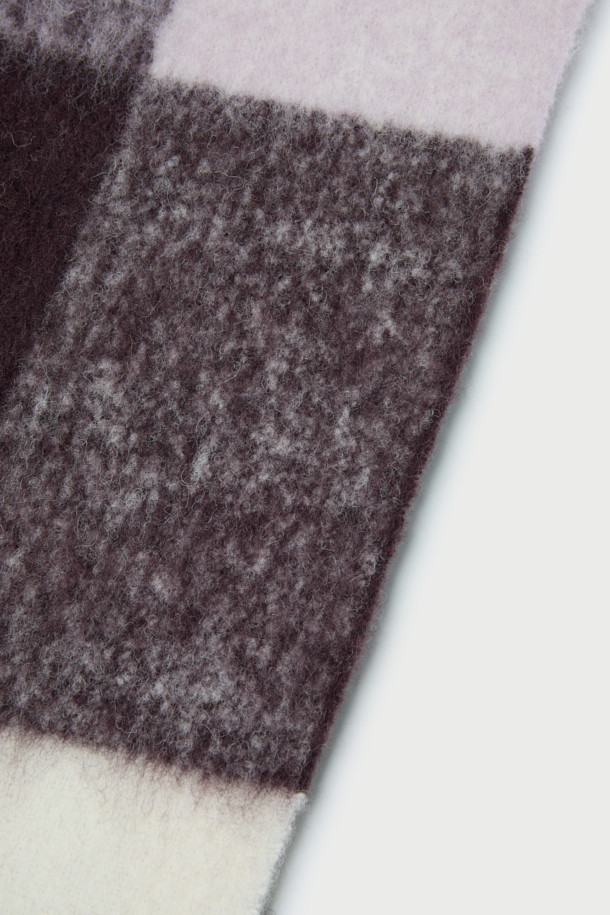 AURAY(오레이) 체크 스카프는 가을, 겨울 시즌에 어울리는 포근한 매력의 스카프입니다. 알파카, 폴리아미드, 폴리우레탄 혼방 소재로 제작되어 부드러운 촉감과 보온성을 자랑하며, 캐주얼, 클래식, 미니멀 스타일 모두 소화 가능합니다. 그레이, 민트, 블랙, 화이트 등 시즈널 컬러의 체크 패턴이 돋보이며, 프린지와 가죽 라벨 디테일로 포인트를 더했습니다. 출근룩, 모임룩 등 다양한 TPO에 활용하여 세련된 스타일을 연출해보세요.
