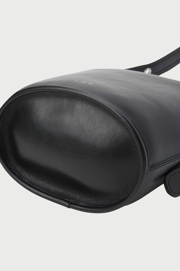 SMALL ZYKE (스몰 자이크) 토트백은 부드러운 천연 소가죽 소재의 여성용 토트백입니다. 심플한 무지 디자인에 블랙 컬러로, 출근룩과 모임룩 등 다양한 TPO에 활용하기 좋습니다. 끈 조절이 가능한 원통형 디자인으로, 시크하고 미니멀한 스타일을 연출합니다. 상단 지퍼 잠금 방식이며, 내부에는 폴리에스터 안감이 덧대어져 실용성을 더했습니다.
