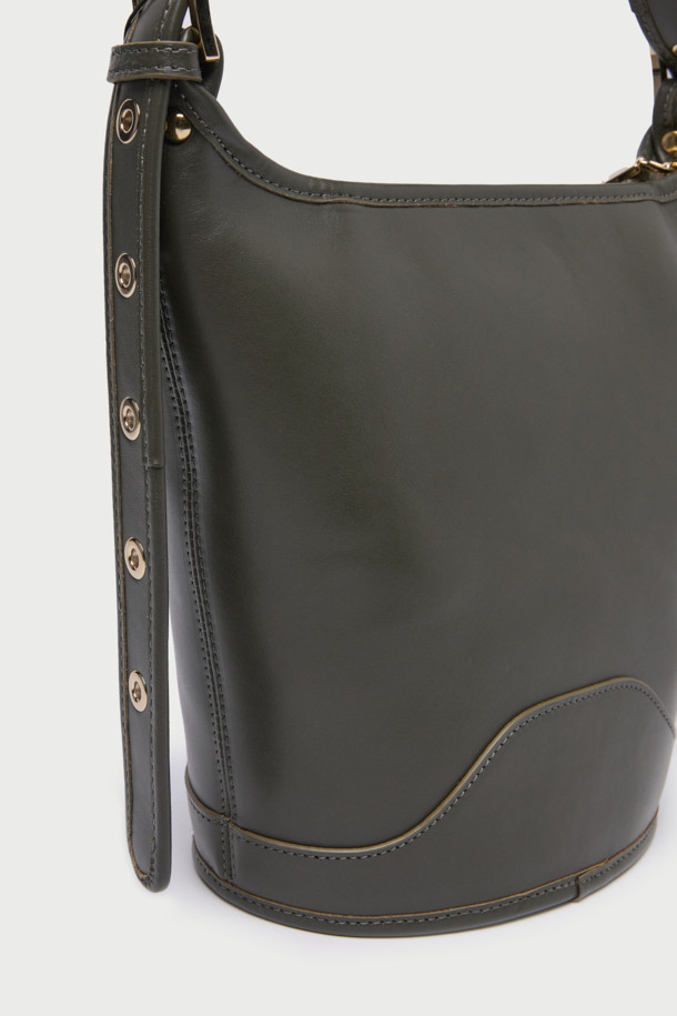 SMALL ZYKE (스몰 자이크) 토트백은 여성용 소가죽 토트백입니다. 심플한 무지 디자인에 블랙 컬러로, 오피스룩, 출근룩, 모임룩 등 다양한 TPO에 잘 어울립니다. 클래식, 미니멀, 시크한 스타일을 연출하기 좋으며, 원통형 디자인과 상단 지퍼 잠금 방식으로 소지품을 안전하게 보관할 수 있습니다. 양쪽 끈 조절이 가능하여 원하는 핏으로 연출할 수 있으며, 튼튼한 밑창과 폴리에스터 안감으로 내구성을 높였습니다.
