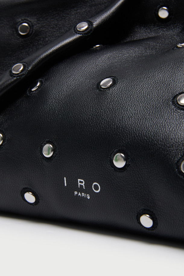 SUNBAG STUDS(선백 스터즈) 스터드 핸드백은 여성스러움을 강조하는 덤플링 쉐입의 핸드백입니다. 부드러운 양가죽과 천연가죽 소재에 스크런치 스타일을 더하여 유니크한 디자인을 자랑합니다. 블랙 컬러에 무지 디자인으로 어떤 스타일에도 잘 어울리며, 메탈 라운드 링 핸들과 스터드 장식이 세련된 포인트를 더합니다. 넉넉한 수납공간과 마그네틱형 잠금 방식으로 실용성을 높였으며, 데이트룩, 모임룩, 출근룩 등 다양한 TPO에 클래식, 미니멀, 시크 스타일에 매치하여 스타일리시하게 연출할 수 있습니다. 안감은 면으로 제작되어 편안한 사용감을 선사합니다.
