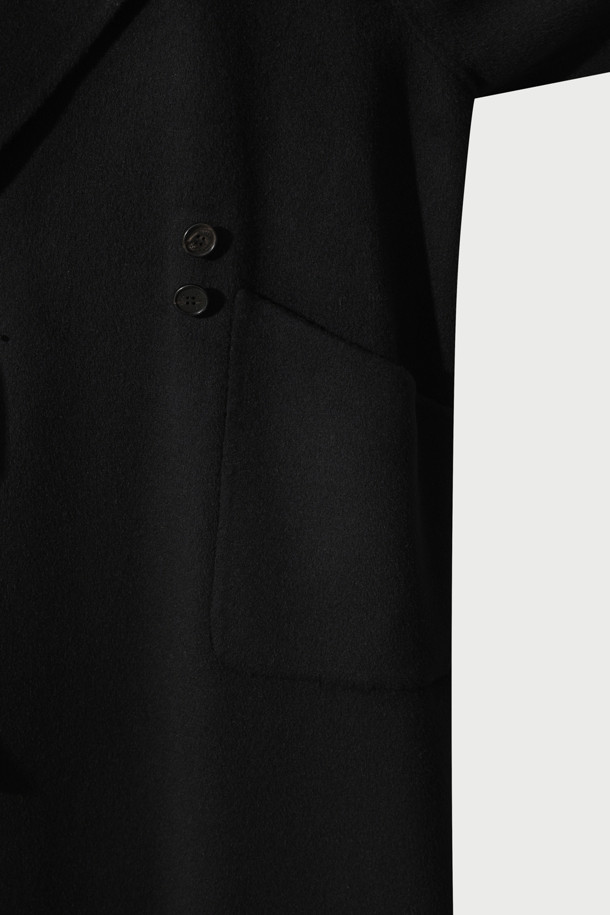 ROVE(로브) 반더블 코트는 여성 고객을 위한 가을, 겨울용 아우터입니다. 블랙 색상의 롱 기장 코트로, 부드러운 촉감의 모, 나일론, 캐시미어 혼방 소재로 제작되었습니다. 클래식하고 미니멀한 스타일을 추구하며, 허리 벨트와 더블 버튼 여밈으로 포인트를 더했습니다. 루즈핏으로 편안하게 착용 가능하며, 출근룩, 오피스룩, 모임룩 등 다양한 TPO에 활용할 수 있습니다. 긴 소매 기장의 무지 디자인으로 시크한 분위기를 연출합니다.
