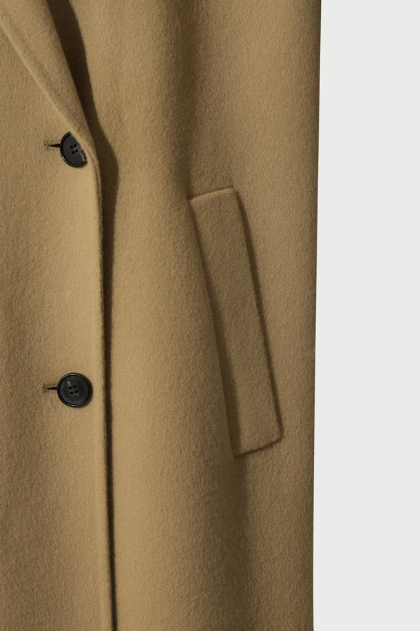 CLASSICO(클라시코) 핸드메이드 더블 코트는 여성스러운 실루엣을 강조하는 클래식 스타일의 롱 코트입니다. 부드러운 털과 캐시미어 혼방 소재로 제작되어 뛰어난 촉감과 보온성을 자랑하며, 가을과 겨울, 두 계절에 걸쳐 활용 가능합니다. 레귤러핏으로 제작되었으며, 숄더 패드가 내장되어 있어 세련된 핏을 연출합니다. 안감은 폴리에스터와 레이온 혼방으로 마감하여 편안한 착용감을 선사하며, 오피스룩, 출근룩, 모임룩 등 다양한 시간과 장소와 상황에 활용하기 좋습니다. 베이지 컬러의 무지 디자인으로 미니멀하고 시크한 스타일을 완성할 수 있습니다.