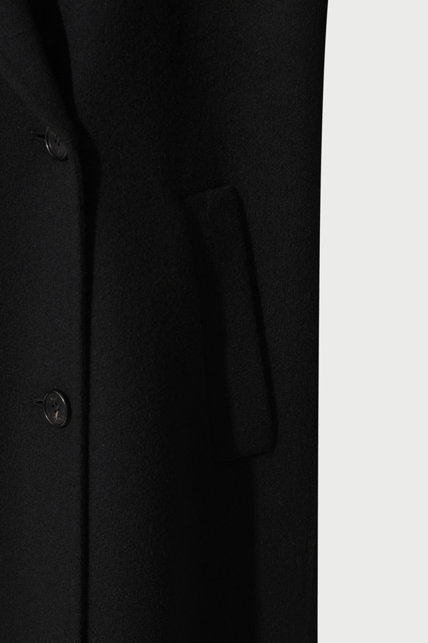 CLASSICO (클라시코) 핸드메이드 더블 코트는 여성용 블랙 컬러의 롱 기장 더블 코트입니다. 가을, 겨울 시즌에 어울리는 두꺼운 두께감과 부드러운 촉감의 모, 캐시미어 혼방 소재로 제작되어 고급스러운 착용감을 선사합니다. 숄더 패드가 내장되어 클래식한 실루엣을 강조하며, 안감은 폴리에스터와 레이온 혼방으로 마감되었습니다. 오피스룩, 출근룩, 모임룩 등 다양한 TPO에 활용 가능하며, 클래식, 미니멀, 시크한 스타일을 연출하기 좋습니다.
