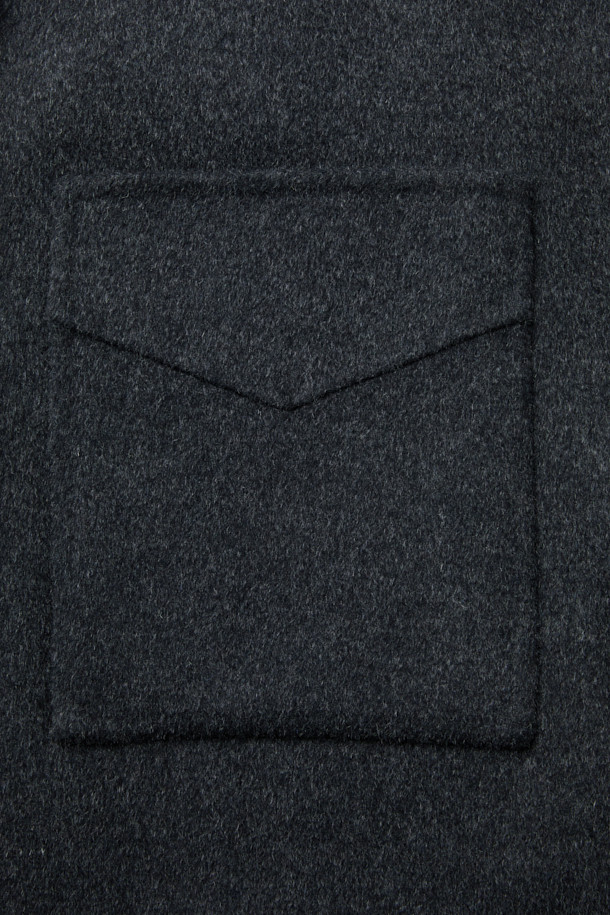 VUIT(뷔) 니트 하이브리드 코트는 캐주얼한 스타일을 추구하는 분들을 위한 봄 시즌 아우터입니다. 블랙 색상의 무지 디자인으로, 루즈핏과 드롭숄더, 니트 밴드, 사이드 포켓 디테일이 특징입니다. 모, 레이온, 면 혼방 소재로 제작되어 부드러운 촉감과 편안한 착용감을 제공합니다. 긴 소매 기장의 봄버 코트 스타일로, 봄 소풍룩에 적합하며 미니멀한 스타일을 연출하기 좋습니다.
