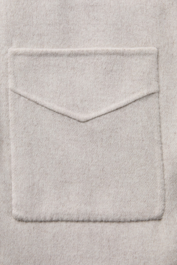 VUIT (뷔) 니트 하이브리드 코트는 부드러운 모 소재로 제작되어 봄 시즌에 적합한 캐주얼 코트입니다. 베이지 색상의 무지 디자인으로 미니멀하고 클래식한 스타일을 연출하며, 드롭 숄더와 니트 밴드 디자인, 사이드 포켓 디테일이 특징입니다. 루즈핏으로 편안한 착용감을 선사하며, 긴 소매 기장과 레이온, 면 안감으로 실용성을 높였습니다. 봄 소풍룩에 완벽하게 어울리는 아이템으로, 다양한 스타일링을 즐길 수 있습니다.
