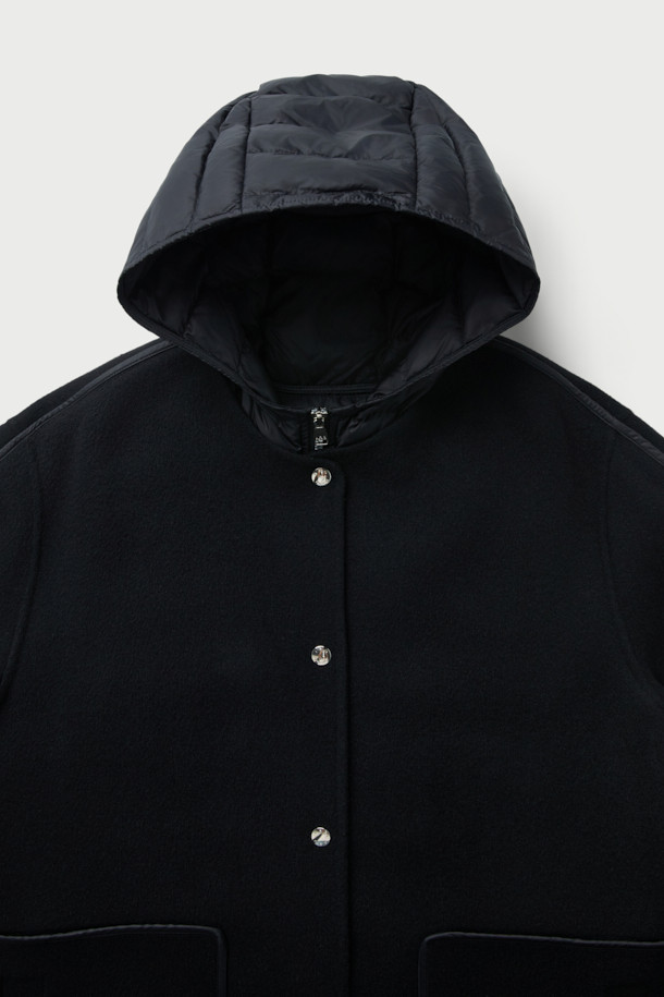 CLAIRE(클레어) 3-in-1 코트는 미니멀하고 클래식한 스타일을 추구하는 여성 고객을 위한 겨울철 필수 아이템입니다. 부드러운 모와 캐시미어 혼방 소재로 제작되어 뛰어난 촉감과 보온성을 자랑하며, 안감은 탈부착 가능한 패딩으로 구성되어 있어 간절기부터 한겨울까지 폭넓게 활용할 수 있습니다. 롱 기장의 레귤러핏 블랙 코트로, 버튼 여밈 방식과 긴 소매 디자인이 특징이며, 출근룩, 오피스룩, 모임룩 등 다양한 TPO에 활용 가능합니다. 가볍고 실용적인 사이드 포켓과 3-in-1 코트 타입으로 스타일과 기능성을 모두 갖춘 아이템입니다.
