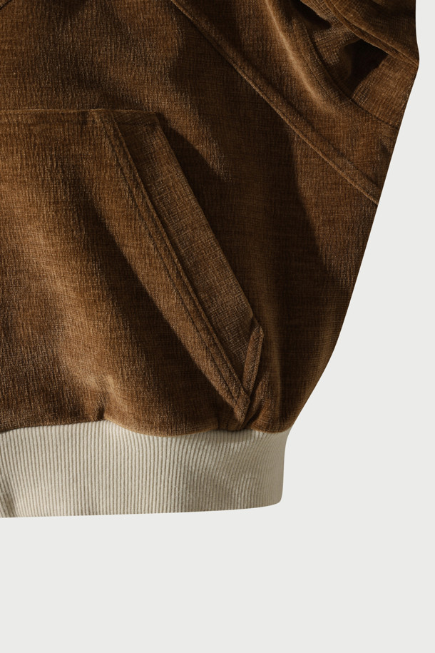 TRILLA 2.0 트랙 재킷은 여성용 아우터로, 봄/가을 계절에 활용하기 좋은 얇은 두께의 블루종 스타일 트랙 재킷입니다. 브라운 컬러에 하이넥 디자인과 옆선 로고 테이핑 디테일이 스포티하면서도 캐주얼한 무드를 연출합니다. 레귤러핏으로 제작되었으며, 집업 방식으로 간편하게 착용할 수 있습니다. 일상, 산책, 여행 등 다양한 TPO에 스타일리시하게 매치하여 캐주얼, 스포티, 미니멀 스타일을 완성할 수 있습니다. 긴 소매 기장의 폴리에스테르와 폴리우레탄 혼방 소재로 제작되었습니다.
