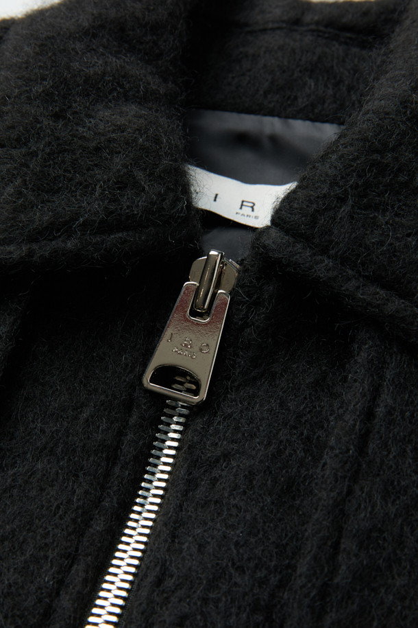 **MERCI (메르시) 울 봄버 재킷**은 부드러운 촉감의 울, 아크릴, 나일론, 모헤어 혼방 소재로 제작된 캐주얼 스타일의 봄버 재킷입니다. 블랙 색상에 루즈핏 크롭 기장으로, 드롭 숄더와 플랩 디테일, 사선 포켓, 골지 립 마감, 안감 처리가 돋보입니다. 데이트룩, 봄 소풍룩 등 다양한 TPO에 어울리며, 미니멀하고 클래식한 스타일을 연출하기 좋습니다. 긴 소매, 집업 여밈 방식으로 간편하게 착용할 수 있습니다.
