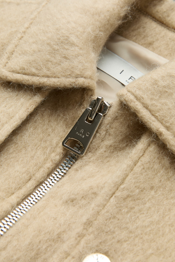 MERCI(메르시) 울 봄버 재킷은 캐주얼, 미니멀, 클래식 스타일을 아우르는 여성용 봄버 재킷입니다. 울, 아크릴, 나일론, 모헤어 혼방 소재로 제작되어 부드럽고 고급스러운 촉감을 선사하며, 봄 시즌에 적합합니다. 드롭 숄더와 플랩 디테일, 사선 포켓 디자인이 특징이며, 루즈핏 크롭 기장으로 편안하면서도 세련된 핏을 연출합니다. 안감은 폴리에스터를 사용하여 활동성을 높였으며, 골지 립 마감으로 완벽한 핏을 완성합니다. 봄 소풍룩, 산책룩 등 가벼운 일상에 활용하기 좋은 아이템입니다.
