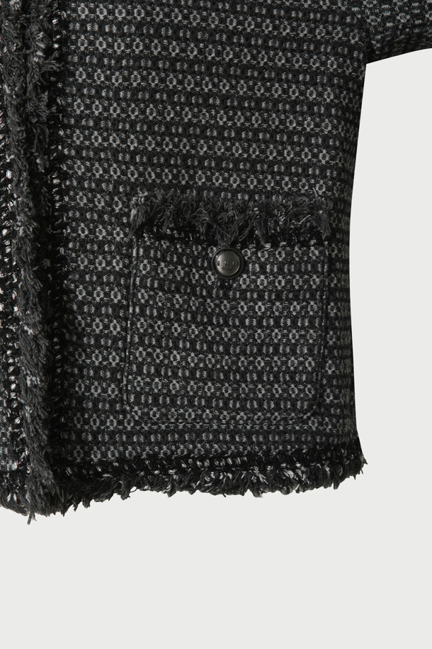 TWEEDY(트위디) 데님 자켓은 여성스러운 스타일을 연출하는 블랙 컬러의 크롭 기장 데님 자켓입니다. 빈티지하고 캐주얼한 매력을 더하는 트위드 패턴과 오픈형 디자인, 레귤러핏으로 편안한 착용감을 선사합니다. 봄, 가을 시즌에 활용하기 좋으며, 데이트룩과 모임룩에 세련된 포인트를 더할 수 있습니다. 면, 폴리에스터, 레이온 혼방의 중간 두께감으로 제작되었으며, 사이드 포켓과 올 풀림 디테일로 독특한 개성을 강조합니다. 긴 소매와 오픈형 코트 타입으로 다양한 스타일을 연출할 수 있습니다.
