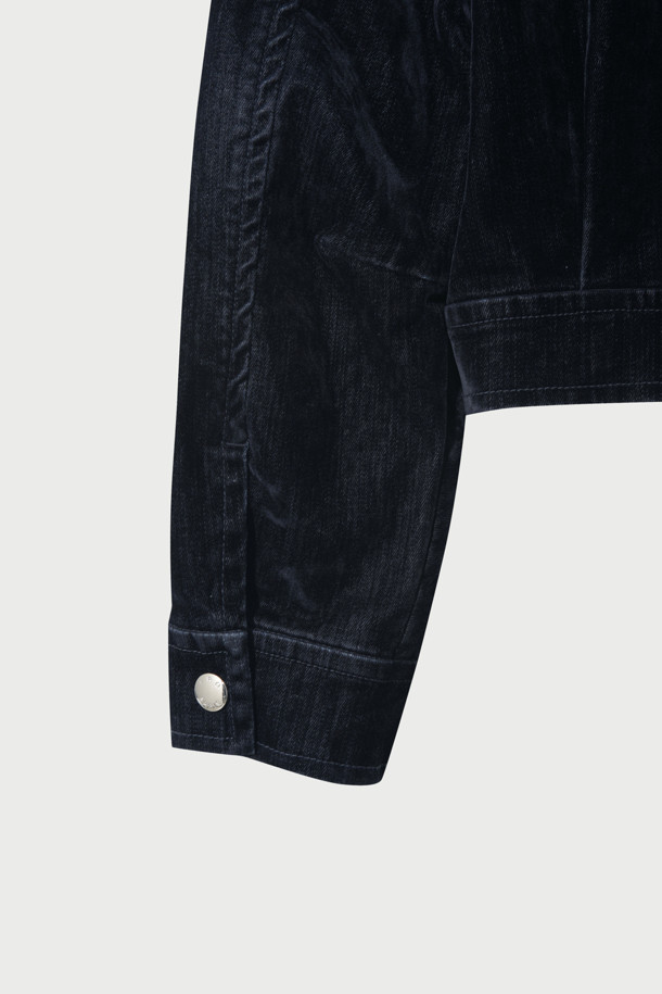 벨벳 데님 트러커는 부드러운 촉감의 데님 소재와 레이온, 면, 폴리우레탄을 혼방하여 제작된 아우터입니다. 빈티지 스타일의 무지 디자인으로, 브러시 효과와 절개선 디테일이 돋보입니다. 지퍼형 여밈 방식과 긴소매, 밑단 여밈 및 핏 조절 기능으로 편안한 착용감을 선사합니다. 데이트룩, 모임룩, 캐주얼 및 미니멀 스타일을 원하는 분들께 추천합니다. 옆면 포켓과 소매 버튼 디테일이 실용성을 더합니다.
