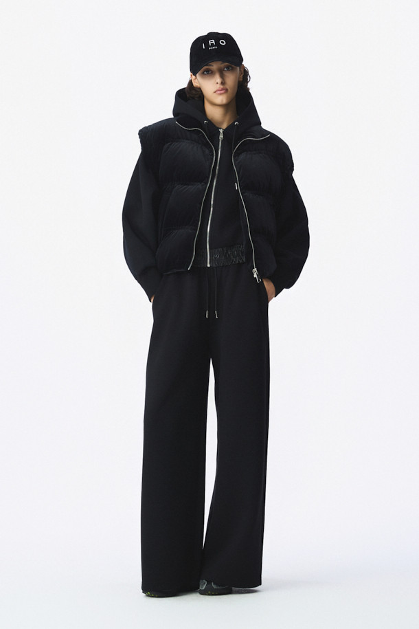 **SCOT(스콧) 쿠션지 와이드 팬츠**는 캐주얼, 미니멀, 클래식 스타일을 아우르는 남녀 공용 와이드 핏 바지입니다. 사계절 착용 가능하며, 부드러운 촉감의 폴리에스터, 레이온, 폴리우레탄 혼방 소재로 제작되어 편안한 착용감을 선사합니다. 무지 디자인에 도톰한 두께감으로 안정감을 더했으며, 허리 스트링과 밴딩 처리로 활동성을 높였습니다. 출근룩과 비즈니스 캐주얼에도 활용하기 좋으며, 양옆 포켓이 있어 실용적입니다. 블랙 컬러의 긴 기장 와이드 팬츠로 어떤 상의와도 쉽게 매치하여 다양한 스타일을 연출할 수 있습니다.
