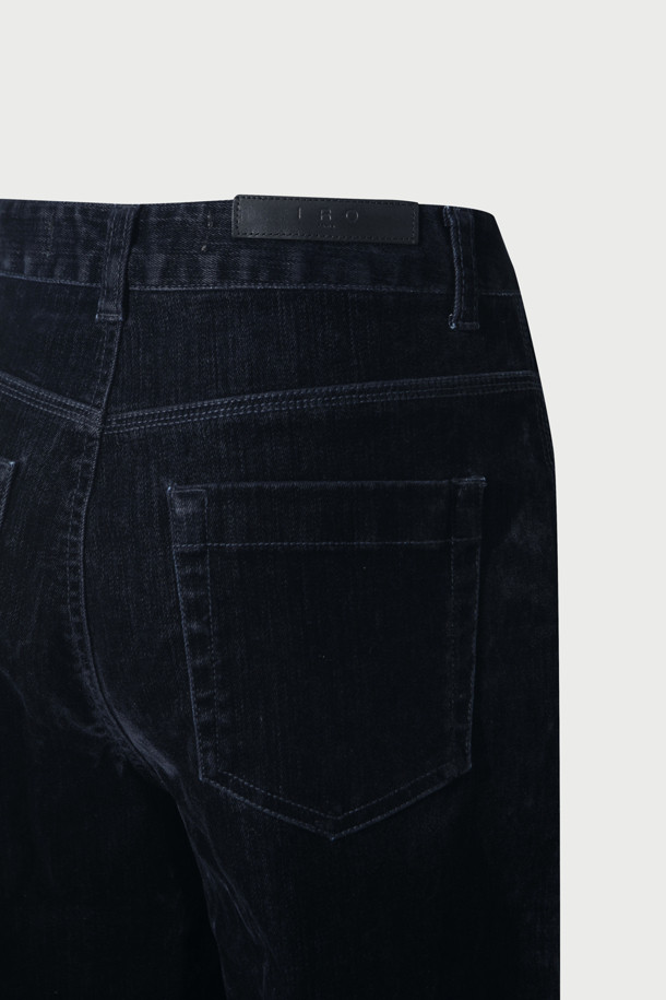 벨벳 데님 팬츠는 부드러운 촉감과 따뜻함을 선사하여 가을과 겨울에 착용하기 좋은 여성용 바지입니다. 무지 패턴의 블랙 컬러로, 출근룩, 클래식, 미니멀, 캐주얼 스타일을 모두 소화할 수 있습니다. 면, 폴리우레탄, 레이온 혼방 소재로 제작되어 편안한 착용감을 제공하며, 레귤러핏 스트레이트 핏으로 다리 라인을 깔끔하게 연출해 줍니다. 두꺼운 두께감과 벨벳 텍스처가 고급스러운 분위기를 더하며, 포켓 디테일로 실용성을 높였습니다. 
