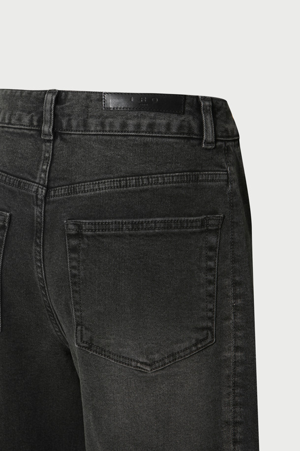 TROYES(트로이스) 데님 팬츠는 여성 고객을 위한 캐주얼 와이드핏 데님 팬츠입니다. 일상룩, 데이트룩, 모임룩 등 다양한 TPO에 활용하기 좋으며, 캐주얼, 미니멀, 클래식 스타일을 연출하기 좋습니다. 부드러운 면, 레이온, 폴리에스터, 폴리우레탄 혼방 소재로 제작되어 편안한 착용감을 선사합니다. 무지 디자인에 사이드 절개 패널 디테일이 더해져 세련된 느낌을 더했습니다. 사계절 내내 활용 가능한 긴 기장의 블루 컬러 데님 팬츠로, 와이드핏이 다리 라인을 커버해 줍니다.
