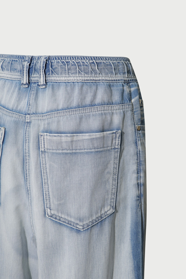 온딘(ONDINE) 밴딩 데님 와이드 팬츠는 편안함과 스타일을 동시에 만족시키는 데일리 팬츠입니다. 연청 컬러의 면 소재로 제작되어 부드러운 착용감을 선사하며, 얇은 두께감으로 간절기에 적합합니다. 와이드핏 디자인과 원턱 디테일이 모던하고 내추럴한 무드를 연출하며, 밴딩 처리로 편안한 착용감을 제공합니다. 쇼핑룩, 카페룩 등 다양한 TPO에 맞춰 미니멀, 캐주얼, 클래식 스타일로 연출하기 좋습니다. 센터 버튼, 지퍼 여밈, 양옆과 힙 포켓, 워싱 가공 등의 디테일이 돋보이는 제품입니다.
