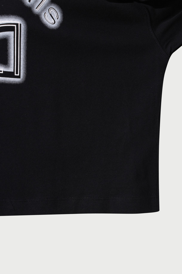 **BATEAU(바토) 그래픽 티셔츠**

캐주얼한 무드의 BATEAU(바토) 그래픽 티셔츠입니다. 봄, 여름 시즌에 어울리는 얇은 두께감의 면 소재로 제작되어 편안한 착용감을 선사합니다. 라운드넥에 오버핏 크롭 기장으로 트렌디함을 더했으며, 블랙 컬러 바탕에 그래픽 로고 패턴으로 포인트를 주었습니다. 일상, 쇼핑 등 다양한 TPO에 활용 가능하며, 하이웨이스트 하의와 함께 매치하여 스타일리시한 룩을 연출해보세요.
