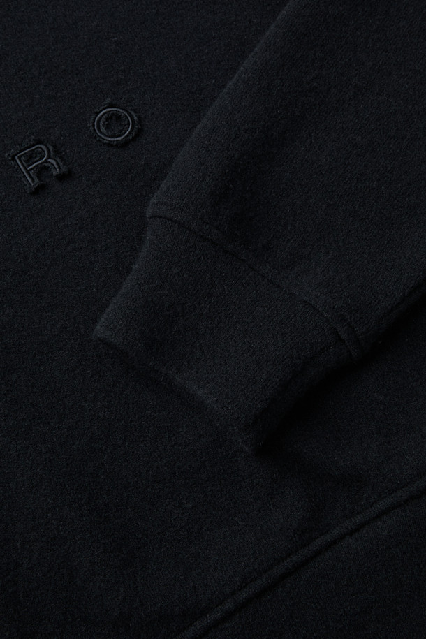 LAINE(레인) 울 저지 후디는 여성 및 남성 모두 착용 가능한 오버핏 후디입니다. 부드러운 촉감의 울, 면, 나일론 혼방 소재로 제작되어 가을, 겨울철 따뜻하게 입을 수 있습니다. 베이직하고 캐주얼한 스타일로, 집콕룩과 산책룩 등 편안한 TPO에 적합합니다. 블랙 컬러에 IRO 자수 로고가 포인트로 들어가 미니멀하고 클래식한 무드를 선사합니다. 두꺼운 두께감과 긴 소매 기장으로 보온성을 높였습니다.
