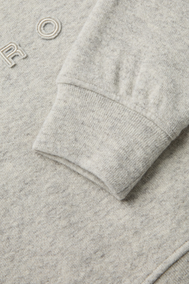 LAINE(레인) 울 저지 후디는 부드러운 촉감의 모, 면, 나일론 혼방 소재로 제작되어 가을과 겨울에 따뜻하게 착용하기 좋은 여성 후디입니다. 캐주얼하고 베이직한 스타일로, 집콕룩이나 산책룩 등 편안한 일상에 잘 어울립니다. 오버핏 디자인에 후드 네크라인으로 편안함을 더했으며, 두꺼운 두께감으로 보온성을 높였습니다. 그레이 컬러에 IRO 자수 로고가 포인트로 들어가 미니멀하고 클래식한 스타일을 연출합니다. 긴 소매 기장으로 활동성을 높인 데일리 후디입니다.
