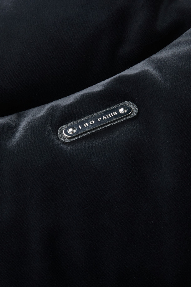 블랙 컬러의 'VELVET' 베스트입니다. 부드러운 촉감의 폴리에스터, 폴리우레탄 혼방 소재로 제작되어 가을, 겨울 시즌에 따뜻하게 착용할 수 있습니다. 두꺼운 두께감과 오버핏 디자인으로 캐주얼하고 미니멀한 스타일을 연출하며, 캠핑룩에도 잘 어울립니다. 집업 여밈 방식에 민소매 디자인, 드롭 숄더, 사이드 포켓과 스토퍼 조임 디테일이 특징입니다. 안감은 폴리에스터로 마감되었습니다.
