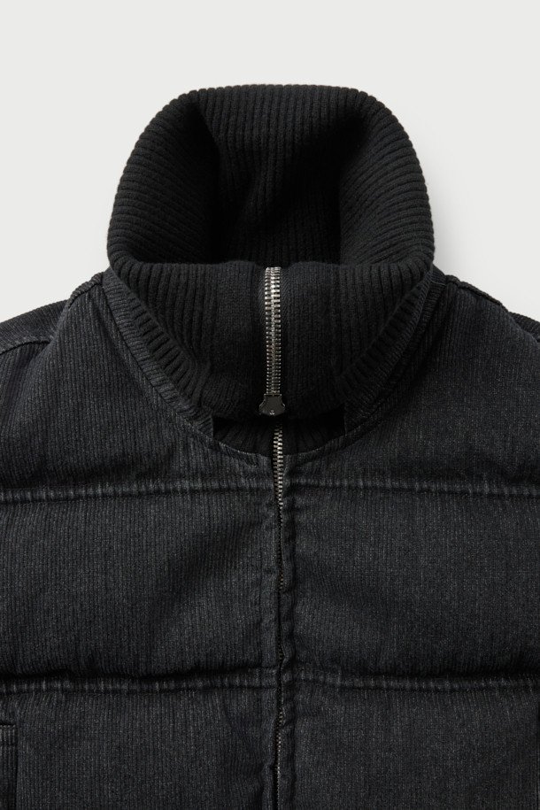 CHANE(샤넬) 데님 다운 점퍼는 여성용 아우터로, 겨울철 캐주얼 스타일을 연출하기에 적합합니다. 블랙 컬러의 무지 디자인에 크롭 기장으로 세련된 핏을 선사하며, 집업 스타일로 간편하게 착용할 수 있습니다. 데님과 면 소재의 조화로 제작되어 두꺼운 두께감을 자랑하며, 폴리에스터와 레이온 안감으로 보온성을 높였습니다. 니트 밴드와 사이드 포켓 디테일이 돋보이는 롱 슬리브 다운 재킷입니다.
