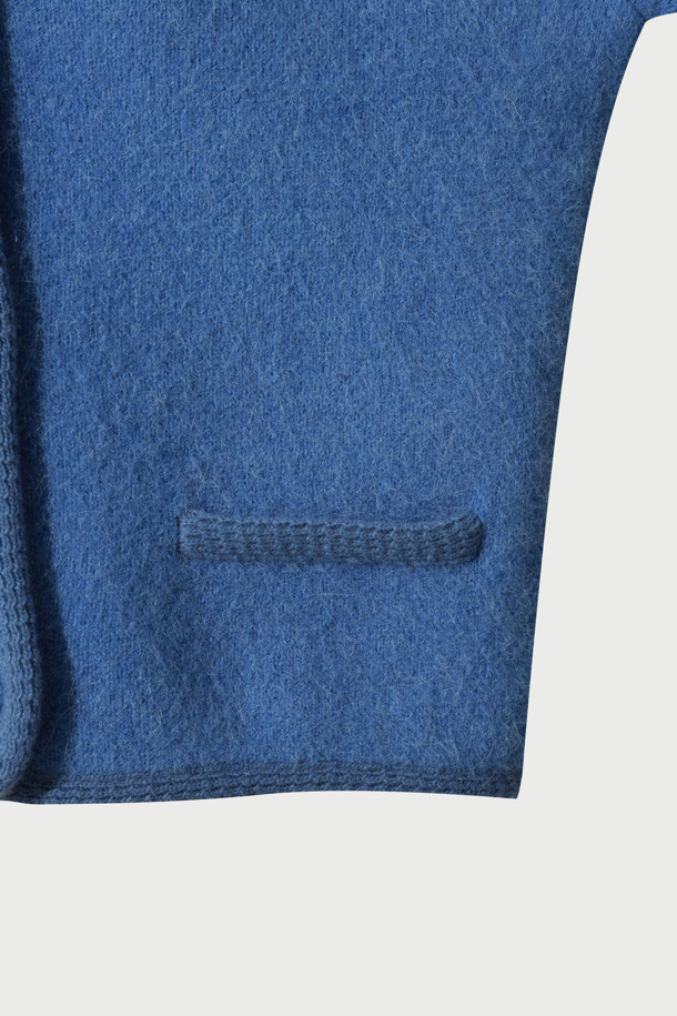 RONDE (론드) 니트 라운드 넥 재킷은 여성의 가을, 겨울 스타일을 책임지는 베이직하고 캐주얼한 무드의 상의입니다. 슬림핏과 레귤러핏으로 출시되어 다양한 체형에 자연스럽게 어울리며, 롱 기장으로 포근함을 더했습니다. 부드러운 촉감의 알파카, 아크릴, 나일론, 폴리우레탄 혼방 소재로 제작되어 편안한 착용감을 선사합니다. 라운드넥 디자인에 텍스쳐 바인딩 디테일과 IRO (아이로) 각인 버튼으로 포인트를 더했으며, 단독 또는 이너로 활용하여 출근룩, 모임룩 등 TPO에 맞는 클래식, 미니멀, 캐주얼 스타일을 연출할 수 있습니다. 무지 디자인의 블루 컬러가 세련된 분위기를 자아내는 긴소매 두꺼운 니트 재킷입니다.
