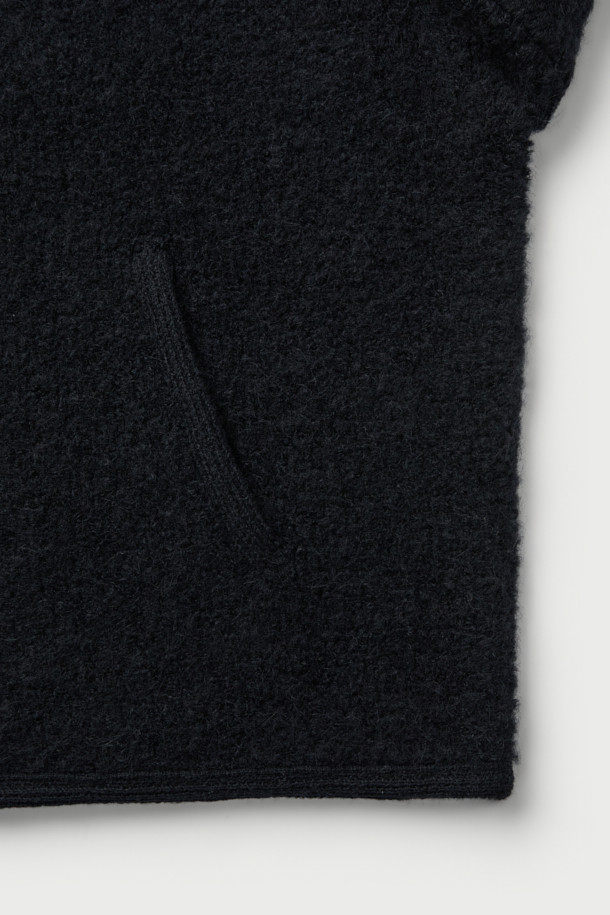 COUP DE (쿠 드) 니트 후드 재킷은 가을과 겨울, 일상에서 편안하게 착용하기 좋은 여성용 상의입니다. 부드러운 촉감의 나일론, 모, 모헤어, 폴리우레탄 혼방 소재로 제작되어 뛰어난 보온성을 제공합니다. 캐주얼, 미니멀, 클래식 스타일을 아우르며, 오버핏으로 편안하게 떨어지는 핏과 드롭숄더 디자인이 특징입니다. 블랙 색상의 무지 디자인에 후드 네크라인과 긴 소매, 바인딩 디테일을 더해 미니멀한 무드를 연출합니다. 집콕룩, 산책룩 등 다양한 TPO에 활용할 수 있는 실용적인 아이템입니다.
