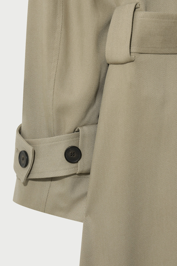 **QARO(카로) 케이프 트렌치 코트**

부드러운 리오셀 소재로 제작되어 봄, 가을에 착용하기 좋은 QARO(카로) 케이프 트렌치 코트입니다. 베이직하고 클래식한 디자인으로, 데이트룩, 오피스룩, 가을 나들이룩 등 다양한 TPO에 활용할 수 있습니다. 롱 기장의 루즈핏으로 편안한 착용감을 선사하며, 허리 벨트와 소매 벨트로 스타일을 연출할 수 있습니다. 무지 디자인에 케이프 타입으로 세련된 포인트를 더했으며, 사이드 포켓이 있어 실용적입니다. 안감은 레이온과 면 혼방으로 제작되었습니다.
