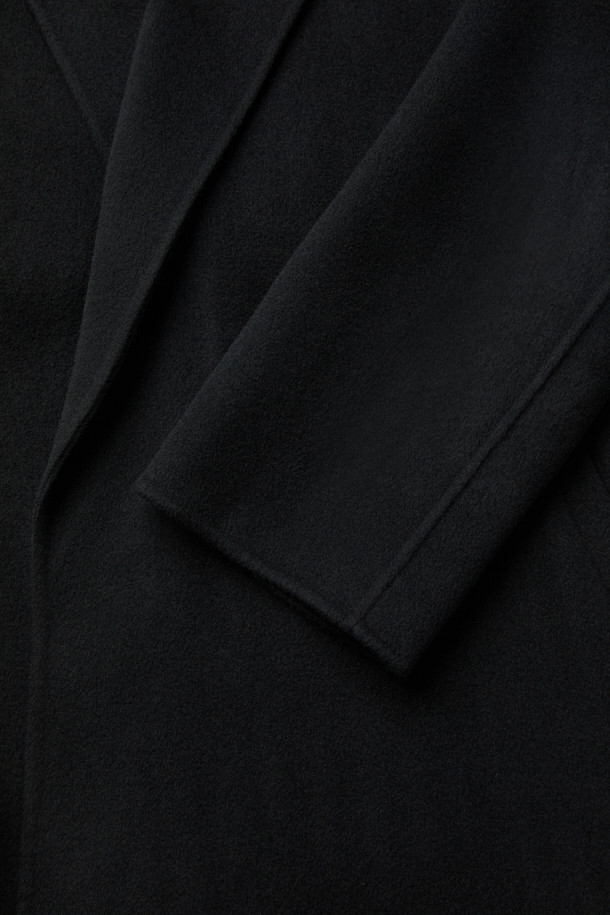 NALLIE(낼리) 오버 숄더 핸드메이드 울 코트는 여성들을 위한 클래식 스타일의 겨울 아우터입니다. 블랙 컬러의 무지 디자인으로, 출근룩, 오피스룩, 모임룩 등 다양한 TPO에 활용하기 좋습니다. 두꺼운 울 소재와 긴 소매 기장이 추운 날씨에도 따뜻함을 선사하며, 오버핏으로 편안한 착용감을 제공합니다. 핸드메이드 공정으로 제작되어 고급스러운 숄더 코트 타입이며, 더블 버튼과 허리 벨트, 라펠 디자인으로 세련된 멋을 더했습니다.
